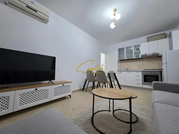 Tirane, jepet me qera apartament 1+1 Kati 4, 64 m² 650 € (ISH EKSPOZITA)