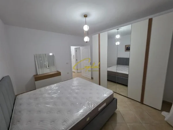 Tirane, jepet me qera apartament 1+1 Kati 4, 64 m² 650 € (ISH EKSPOZITA)