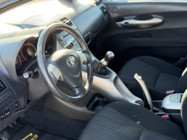 Durres, shitet makine TOYOTA AURIS 1.4 Nafte, gri metalizato manuale Klima