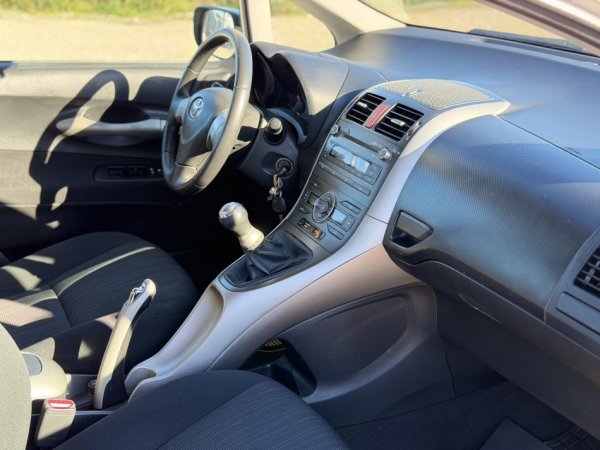 Durres, shitet makine TOYOTA AURIS 1.4 Nafte, gri metalizato manuale Klima