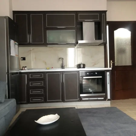 Tirane, jepet me qera apartament 1+1+Ballkon Kati 6, 85 m² 600 € (Rruga Gjon Buzuku)