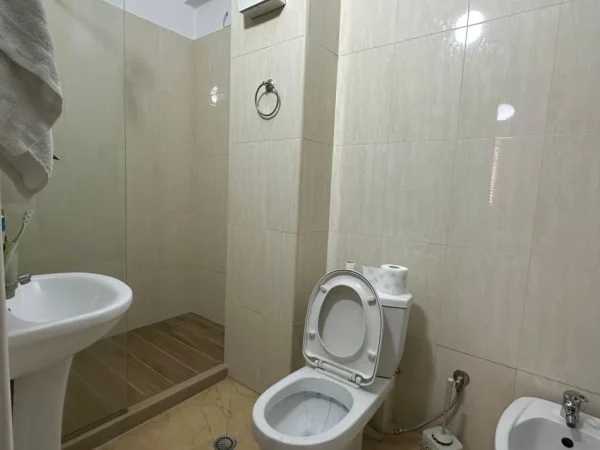 Tirane, jepet me qera apartament 2+1+Ballkon Kati 5, 110 m² 600 € (LONI LIGORI)