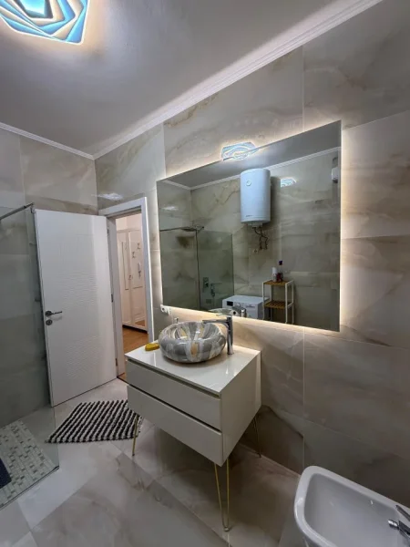 Tirane, jepet me qera apartament 2+1 , 85 m² 1.200 € (rruga e Kosovareve)