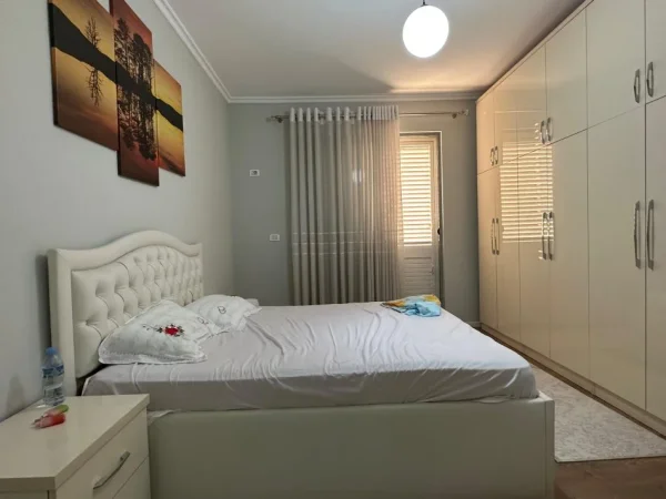 Tirane, jepet me qera apartament 2+1+Ballkon Kati 5, 110 m² 600 € (LONI LIGORI)