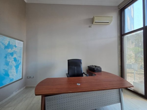 Vlore, jepet me qera zyre Kati 0, 32 m² 250 € (Rruga Sadik Zotaj)