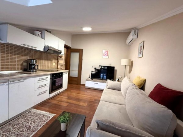 Tirane, jepet me qera apartament 1+1 Kati 4, 59 m² 500 € (prane Ambasades Amerikane)