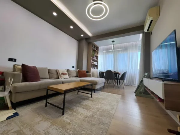 Tirane, jepet me qera apartament 1+1 Kati 7, 63 m² 600 € (21 DHJETORI)