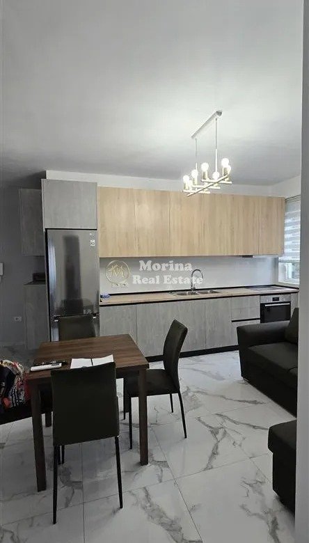 Tirane, jepet me qera apartament 2+1 Kati 3, 89 m² 670 € (Rruga Hamdi Sina)