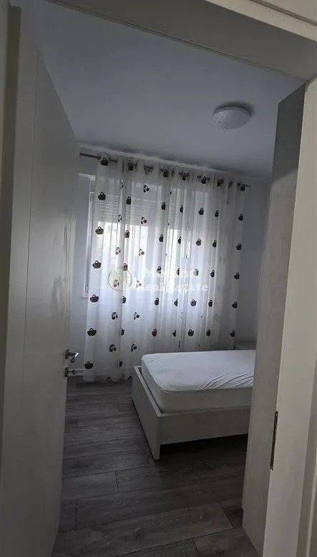 Tirane, jepet me qera apartament 2+1 Kati 3, 89 m² 670 € (Rruga Hamdi Sina)