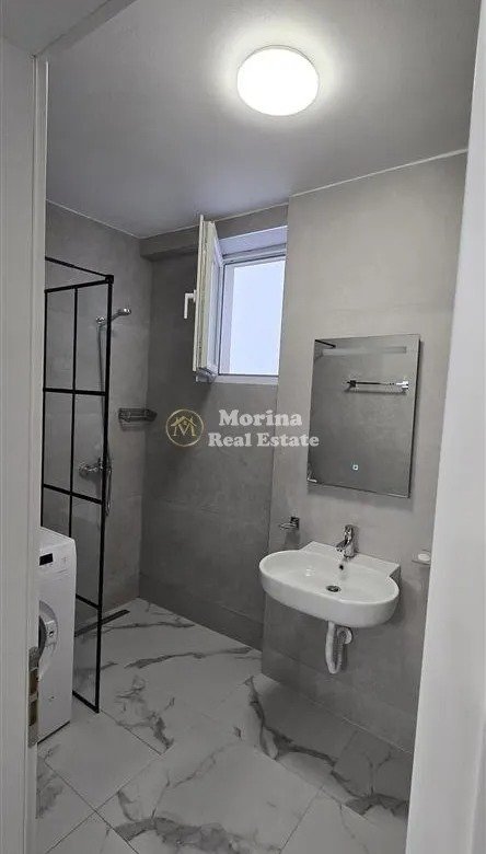 Tirane, jepet me qera apartament 2+1 Kati 3, 89 m² 670 € (Rruga Hamdi Sina)