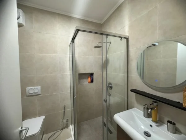 Tirane, jepet me qera apartament 1+1+Aneks+Ballkon Kati 5, 720 € 