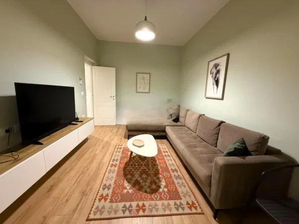 Tirane, jepet me qera apartament 2+1 Kati 3, 72 m² 600 € (prane Ambasades Amerikane)