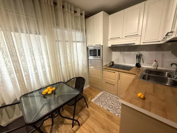 Tirane, jepet me qera apartament 2+1 Kati 3, 72 m² 600 € (prane Ambasades Amerikane)