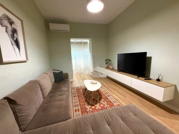 Tirane, jepet me qera apartament 2+1 Kati 3, 72 m² 600 € (prane Ambasades Amerikane)