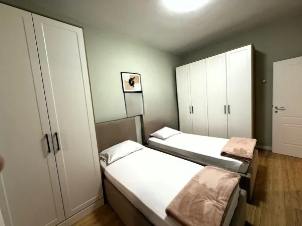 Tirane, jepet me qera apartament 2+1 Kati 3, 72 m² 600 € (prane Ambasades Amerikane)