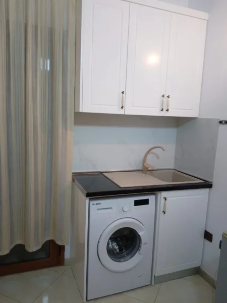 Tirane, jepet me qera garsonier Kati 2, 33 m² 270 € (SHKOZE)