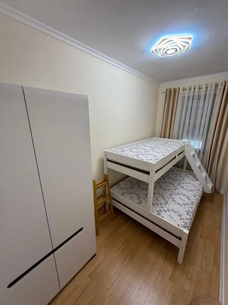 Tirane, jepet me qera apartament 2+1+Ballkon Kati 3, 80 m² 1.200 € (Rruga e Kosovareve)
