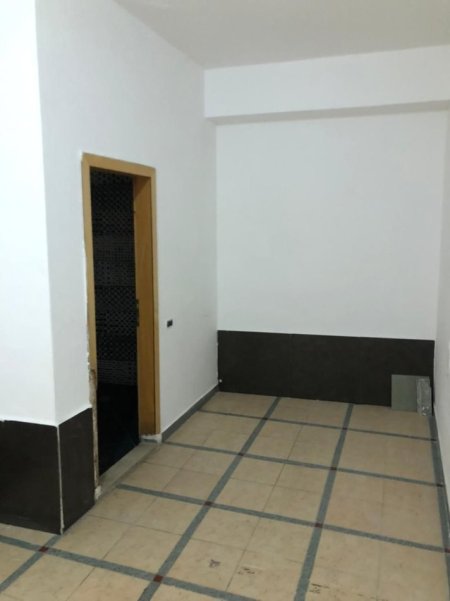Durres, jepet me qera ambjent biznesi Kati 0, 50 m² 360 € (Bulevard)