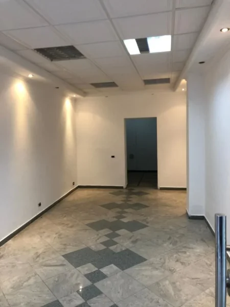 !!Dhene!!Durres, jepet me qera ambjent biznesi Kati 0, 50 m² 360 € (Bulevard)