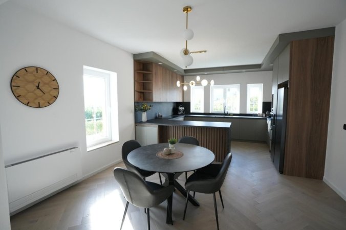 Elbasan, jepet me qera Vile , 450 m² 2.500 € (KRAHAS ELBASANIT)