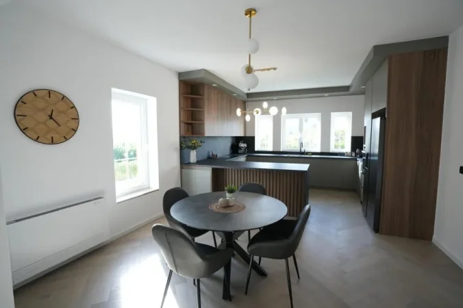 Elbasan, jepet me qera Vile , 450 m² 2.500 € (KRAHAS ELBASANIT)