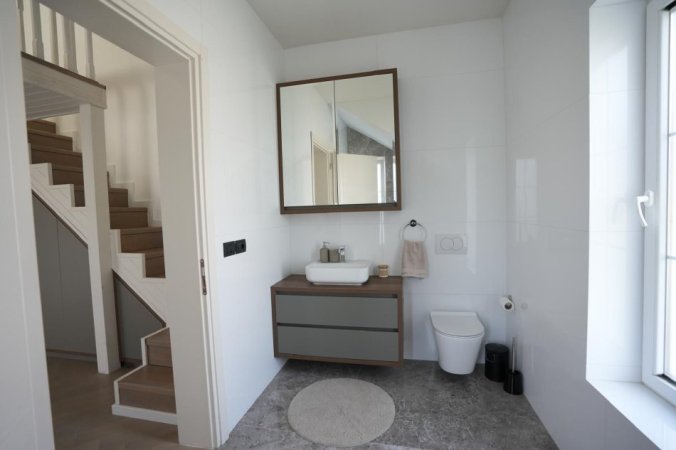 Elbasan, jepet me qera Vile , 450 m² 2.500 € (KRAHAS ELBASANIT)