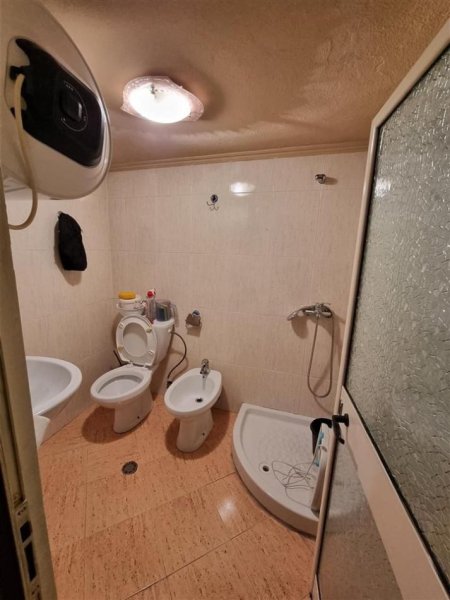 Tirane, jepet me qera ambjent biznesi Kati 0, 130 m² 1.300 € (Rruga e Durrësit)