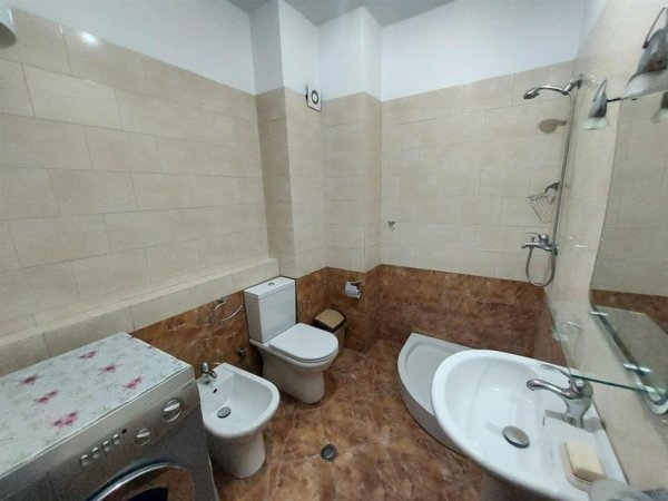 Tirane, jepet me qera apartament 1+1 Kati 3, 74 m² 550 € (Kompleksi Delijorgji)