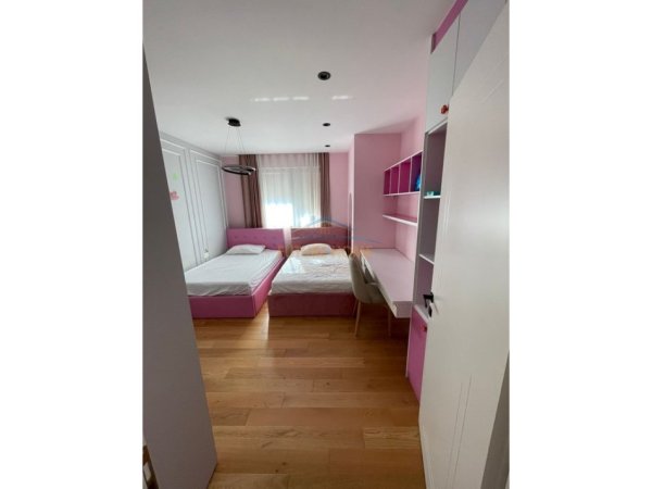 Tirane, jepet me qera apartament 3+1+Ballkon Kati 10, 175 m² 1.000 € (Unaza e Re)