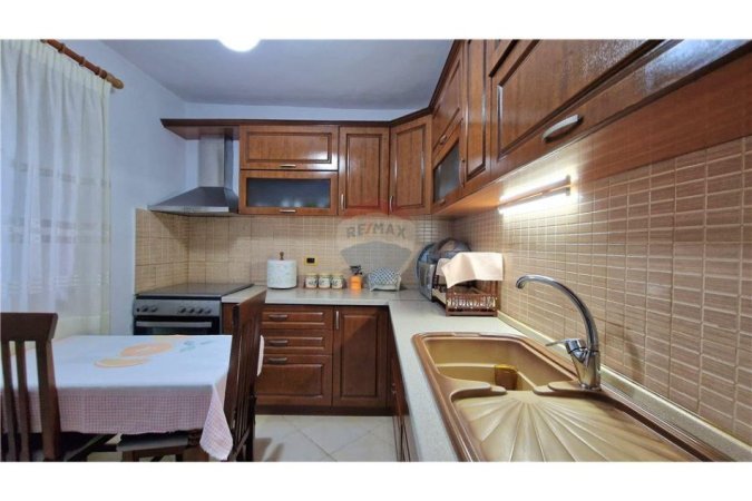 Vlore, shitet Vile 2+1 Kati 0, 298 m² 130.000 € (Rruga Enver Jaho, Lagjja 24 Maj (Çole), Vlorë)