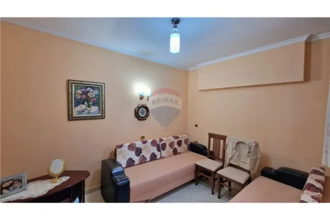 Vlore, shitet Vile 2+1 Kati 0, 298 m² 130.000 € (Rruga Enver Jaho, Lagjja 24 Maj (Çole), Vlorë)