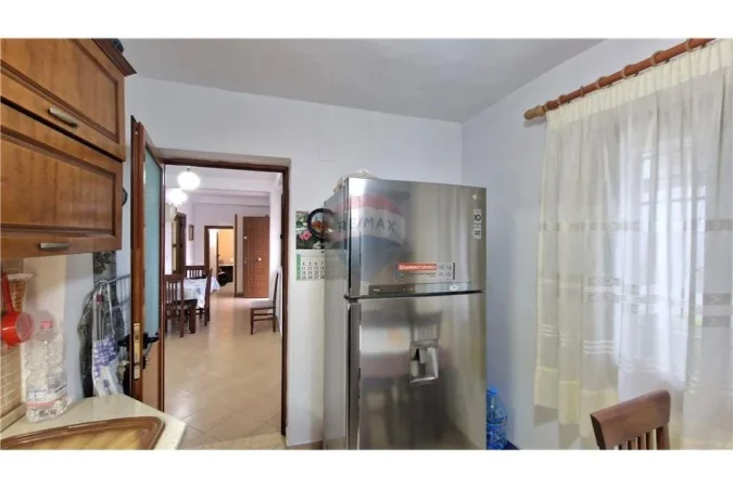 Vlore, shitet Vile 2+1 Kati 0, 298 m² 130.000 € (Rruga Enver Jaho, Lagjja 24 Maj (Çole), Vlorë)