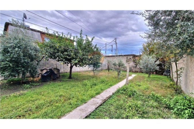 Vlore, shitet Vile 2+1 Kati 0, 298 m² 130.000 € (Rruga Enver Jaho, Lagjja 24 Maj (Çole), Vlorë)