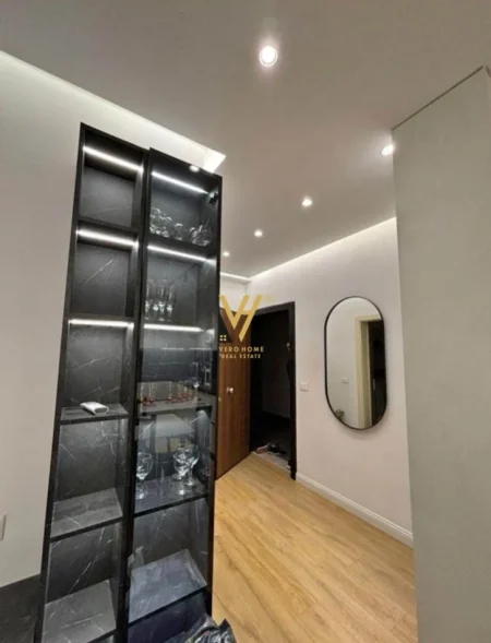 Tirane, jepet me qera apartament 2+1+Ballkon Kati 2, 85 m² 750 € (ISH FUSHA E AVIACIONIT)