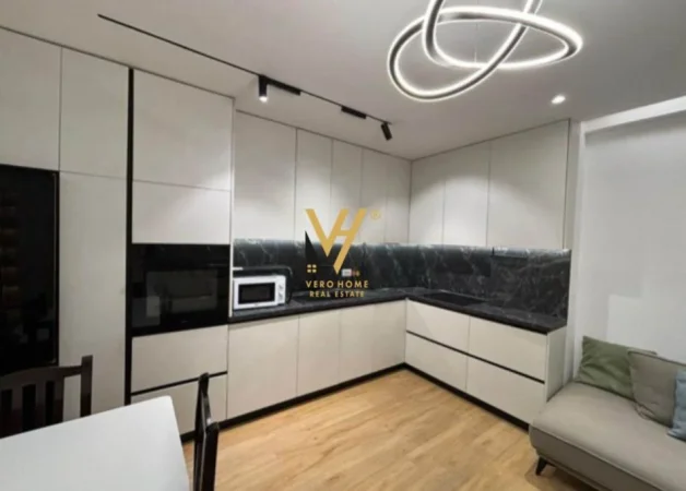 Tirane, jepet me qera apartament 2+1+Ballkon Kati 2, 85 m² 750 € (ISH FUSHA E AVIACIONIT)