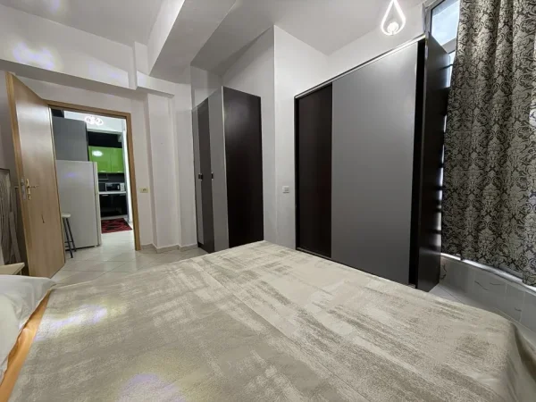Tirane, jepet me qera apartament 1+1+Ballkon Kati 11, 70 m² 500 € (Globe, Rruga Kavajes)