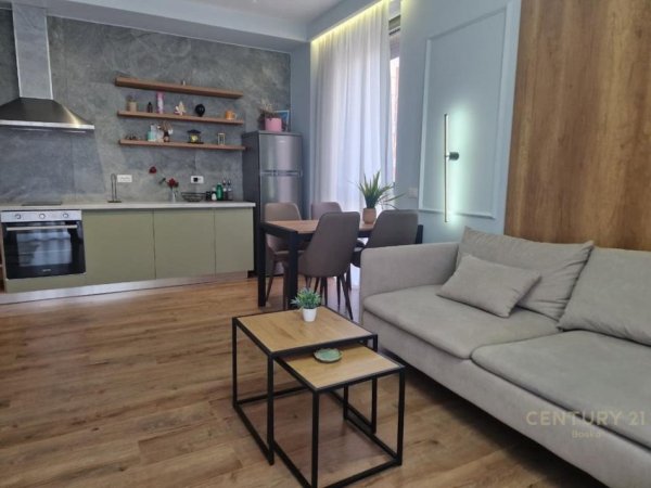 Tirane, shes apartament 1+1 Kati 1, 88 m² 195.000 € (Pazari i Ri)