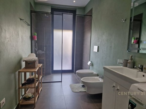 Tirane, shes apartament 1+1 Kati 1, 88 m² 195.000 € (Pazari i Ri)