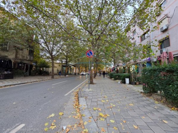 Tirane, jepet me qera apartament 3+1+Ballkon Kati 2, 115 m² 800 € (Rruga e Kavajes)