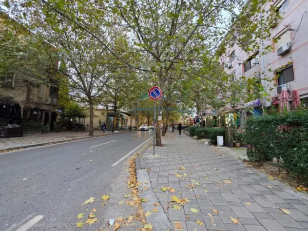 Tirane, jepet me qera apartament 3+1+Ballkon Kati 2, 115 m² 800 € (Rruga e Kavajes)