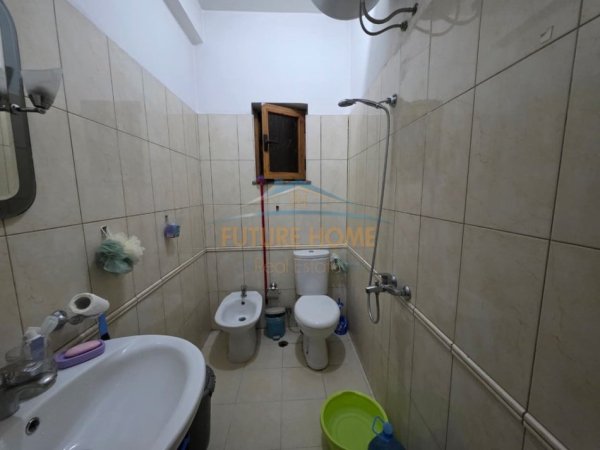Tirane, jepet me qera apartament 3+1+Ballkon Kati 2, 115 m² 800 € (Rruga e Kavajes)