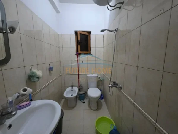 Tirane, jepet me qera apartament 3+1+Ballkon Kati 2, 115 m² 800 € (Rruga e Kavajes)