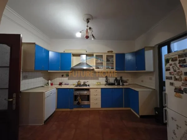 Tirane, jepet me qera apartament 3+1+Ballkon Kati 2, 115 m² 800 € (Rruga e Kavajes)