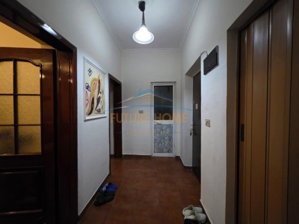 Tirane, jepet me qera apartament 3+1+Ballkon Kati 2, 115 m² 800 € (Rruga e Kavajes)