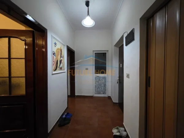 Tirane, jepet me qera apartament 3+1+Ballkon Kati 2, 115 m² 800 € (Rruga e Kavajes)