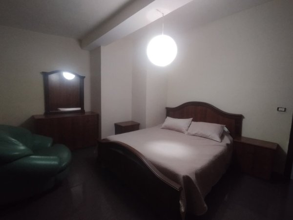 Tirane, jepet me qera apartament 2+1+Ballkon Kati 4, 85 m² 450 € 