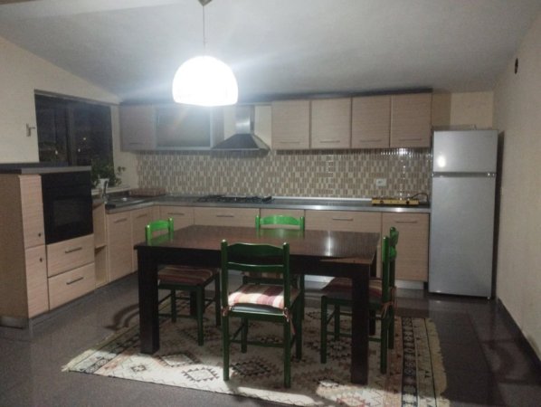 Tirane, jepet me qera apartament 2+1+Ballkon Kati 4, 85 m² 450 € 