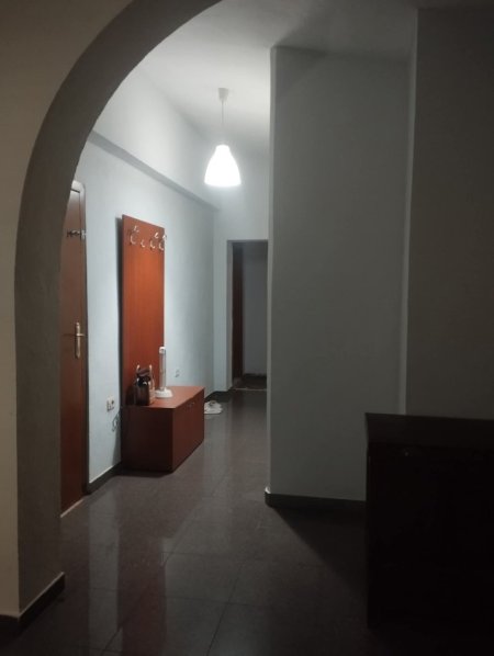 Tirane, jepet me qera apartament 2+1+Ballkon Kati 4, 85 m² 450 € 