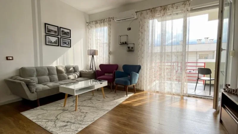 Tirane, jepet me qera apartament 1+1+Ballkon Kati 7, 75 m² (Pazari i Ri)