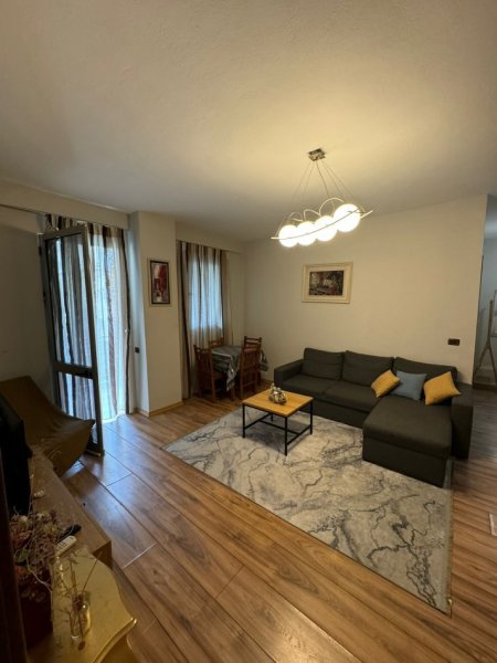 Tirane, jepet me qera apartament 2+1+Ballkon Kati 2, 90 m² 800 € 